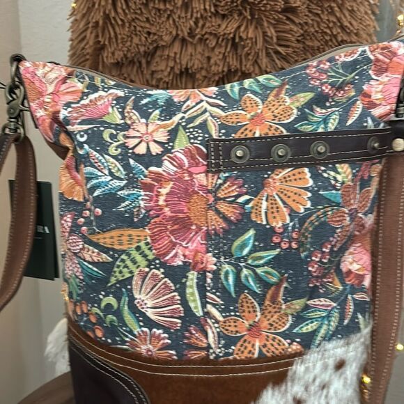 Myra Sillage Shoulder Bag /matching key fob - Picture 5 of 12